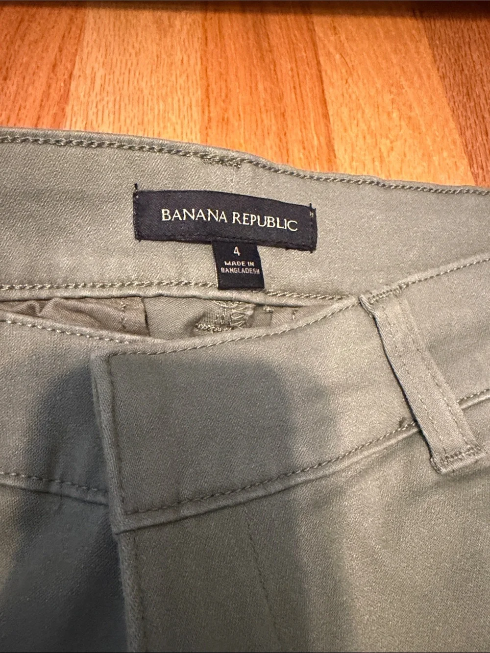 Banana Republic Women’s Cropped Chino Pant - Size 4 Olive Green